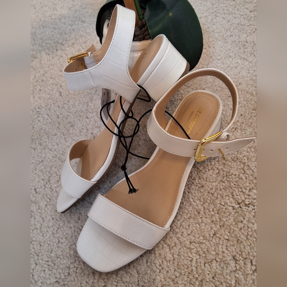 NWT, Liz Claiborne White Croc-Embossed Block Heel Sandals with Gold Buckle - Picture 8 of 9